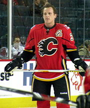 Dion Phaneuf, som ses under opvarmning før en kamp, satte Flames' rekord i defensive scoringer for nybegyndere med 20 mål i 2005-06.  