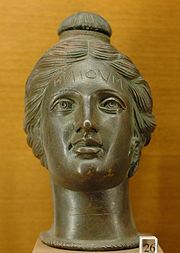Etruskische parfumvaas in de vorm van een vrouwenhoofd