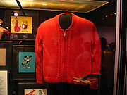 Прочутият червен пуловер на Роджърс в музея "Смитсониън" във Вашингтон, окръг Колумбия.  