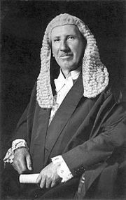 George Mackay jako předseda sněmovny (1932-1934) v tradičním oděvu.