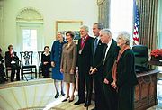 Hal Holbrook onderscheiden met de National Humanities Award door George W. Bush, november 2003  
