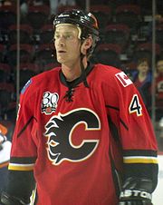 Jay Bouwmeester se unió a los Flames en 2009 tras firmar un contrato de cinco años con el equipo.  