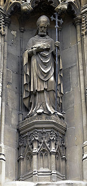 Standbeeld van Lanfranc, aartsbisschop van Canterbury, van de buitenkant van de kathedraal van Canterbury