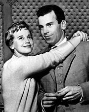 Schell seine Schwester, die Schauspielerin Maria Schell, im Jahr 1959