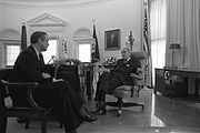 Shriver ontmoet president Lyndon B. Johnson in het Oval Office, 1964