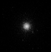 Messier 54, que se acredita estar no centro do Sag DEG. Imagem em escala de cinza da câmera avançada da HST para pesquisas