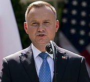 V Polsku 12. července těsně zvítězil ve volbách prezident Andrzej Duda.  
