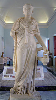 Estatua romana de una sacerdotisa de Isis del siglo II de nuestra era.  