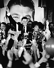 Gouverneur-verkiest Reagan met vrouw Nancy die zijn verkiezing tot gouverneur in Los Angeles in 1968 viert.