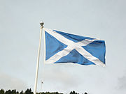 Vlajka Skotska s křížem svatého Ondřeje, který má svátek 30. listopadu.