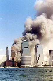 Duży tyłek kurzu otacza miasto Nowy Jork po upadku Twin Towers po ataku terrorystycznym z 11 września 2001 roku.