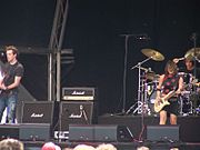 La banda de rock australiana Sick Puppies fue telonera de Evanescence durante la tercera etapa de la gira.  