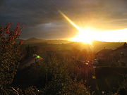 Západ slunce na začátku listopadu ve Švýcarsku, kde je podzimní měsíc.
