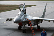 Um MiG-29 russo em uma pista de decolagem