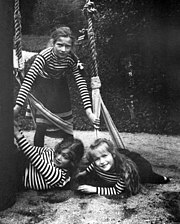 Groothertoginnen Tatiana, staande, Maria en Anastasia spelen op een schommel in 1908. Hoffelijkheid: Beinecke Bibliotheek.