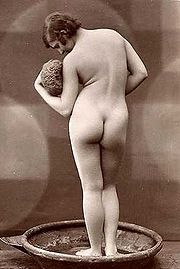 Badende vrouw . Foto van rond 1900.