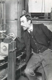 Ramsay al lavoro nel suo laboratorio, 1905 circa