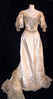 Debutante jurk, voor de presentatie aan het hof. Moyse's Hall Museum Bury St Edmunds  