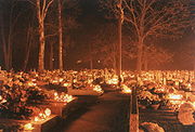 Svátek všech svatých na hřbitově v Polsku.