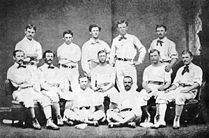 Philadelphia Athletics în 1874 purtând uniformele de baseball.  