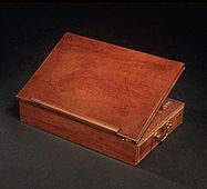 Jefferson laati julistuksen tällä kannettavalla sylissä olevalla kirjoituspöydällä, jonka hän suunnitteli itse.  