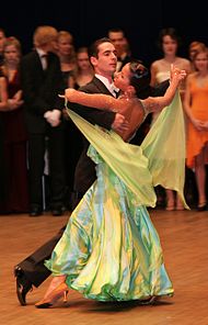Um casal adulto dança em competições de dança latina.