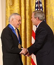 2008年、ジョージ・W・ブッシュ大統領から国家芸術勲章を授与されるリー氏