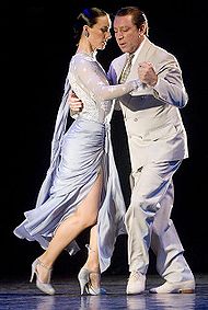 Una pareja baila tango argentino. Obsérvese el espacio entre los miembros de la pareja en este estilo  
