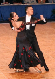 Victor Fung e Anna Mikhed dançando um tango. O casal, dançando para os EUA, ficou em terceiro lugar no Campeonato Mundial Profissional 2009.