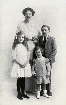 Shackleton's wife Emily with their children Cecily, Edward and Raymond (l. to r.)