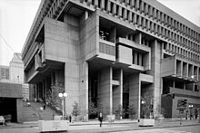 Un edificio moderno: Il municipio di Boston (completato nel 1968) è costruito in gran parte in cemento armato, sia prefabbricato che gettato in opera.