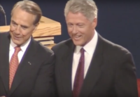 Dole met president Bill Clinton tijdens het eerste presidentiële debat in oktober 1996  