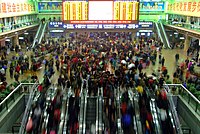 Vårresenärer på en järnvägsstation i Peking (2009)  