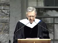 メディアを再生する 2001年にミドルベリー大学で卒業式のスピーチをするロジャース