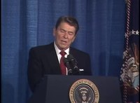 Přehrávání médií Prezident Reagan odpovídá na otázku epidemie AIDS výzkumné skupině bojující proti AIDS