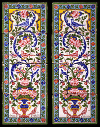 Dois painéis de telhas de faiança pintadas com esmaltes policromados sobre um esmalte branco