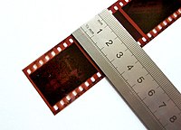 Pellicola 135. La pellicola è larga 35 mm. Ogni immagine è 36x24 mm nel più comune formato "full-frame" (talvolta chiamato "double-frame" per la sua relazione con il formato cinematografico 35 mm "single frame").