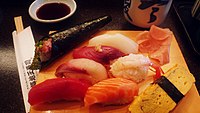 Diferentes tipos de nigirizushi e temaki, servidos e prontos para serem comidos.