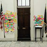 Kongresowe biuro Ocasio-Corteza pokryte lepkimi notatkami od kibiców
