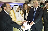 Prezident Trump s králem Salmánem a egyptským prezidentem Abdel Fattahem el-Sisím v Rijádu, Saúdská Arábie, květen 2017