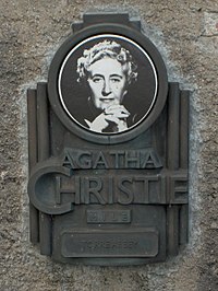 een plaquette met een afbeelding van Agatha Christie