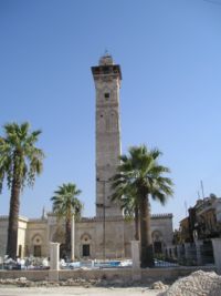 De Grote Moskee in Aleppo, Syrië. De torenachtige structuur is de minaret.  