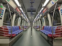 De binnenkant van een MRT-trein.  