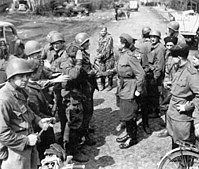 I soldati americani e sovietici si incontrano a est del fiume Elba, aprile 1945