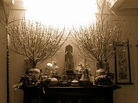 Un altare domestico decorato per il Tet 2007.