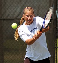 Anna Kournikova die haar backhand oefent