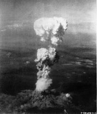 Le champignon atomique au-dessus d'Hiroshima après la chute de Little Boy
