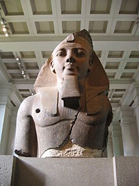 Obří socha Ramsese II. Je téměř 2,7 metru vysoká a váží asi 7,5 tuny. Je vystavena v místnosti 4 egyptského oddělení Britského muzea.