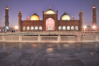 Badshahi mošejas nakts skats Lahores pilsētā