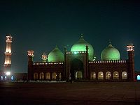 Badshahi-moskén från 1600-talet, byggd av mogulkejsaren Aurangzeb i Lahore.  